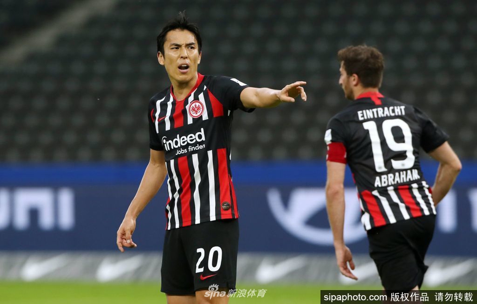 37岁的长谷部诚在训练场上露出坚定而温和的笑容，他身披法兰克福训练服，眼神中透露出对足球纯粹的热爱和对新合同的喜悦。