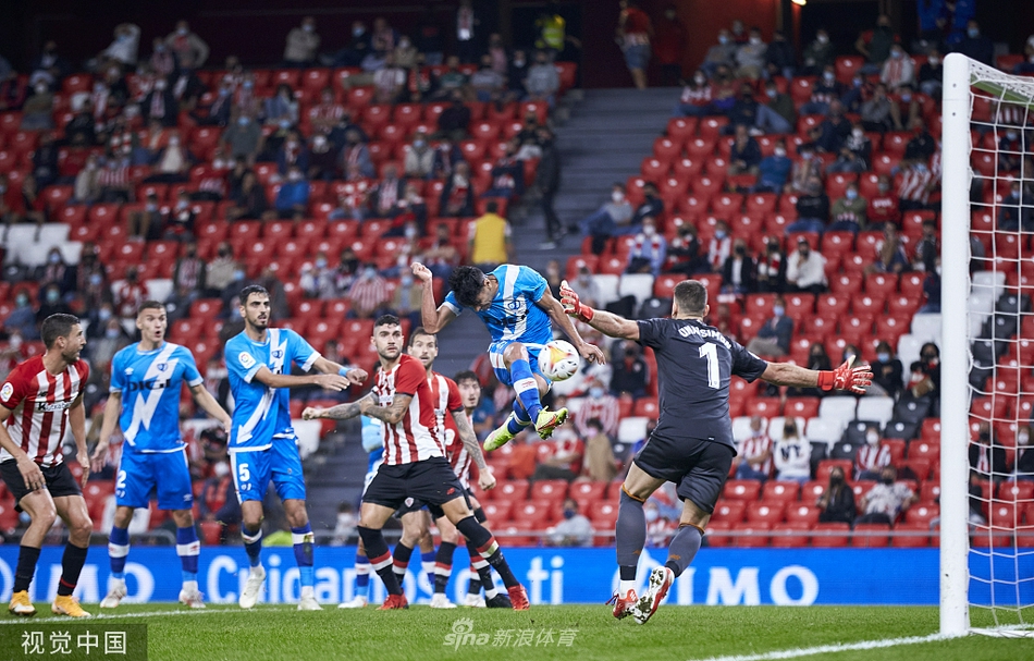 圣马梅斯球场夜色下的战前宣言，毕尔巴鄂竞技与巴列卡诺的球员们蓄势待发，空气中弥漫着大战来临前的紧张与期待。