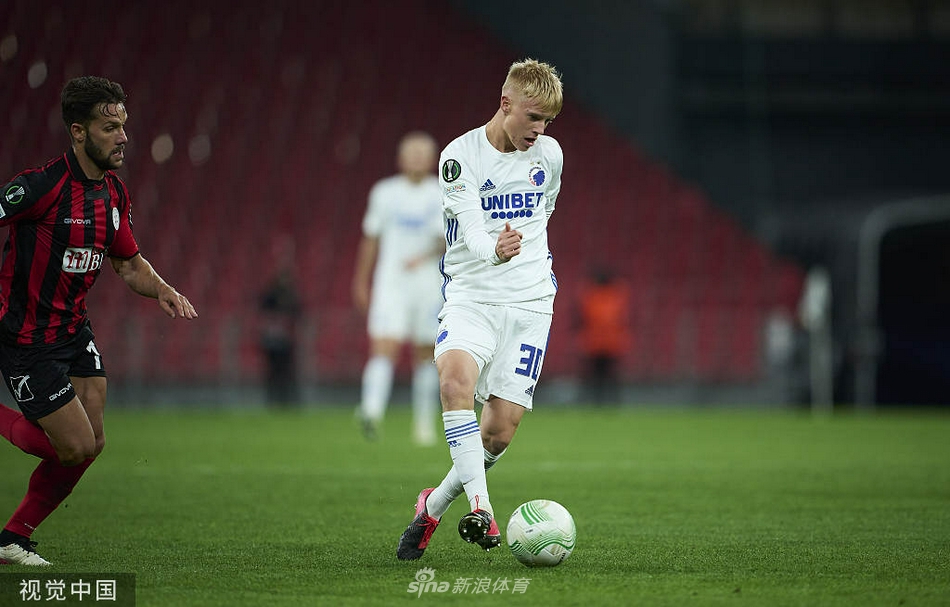 哥本哈根后卫在防守中高高跃起，力压林肯红魔前锋将球顶出危险区，展现了北欧球队在身体对抗上的绝对优势。