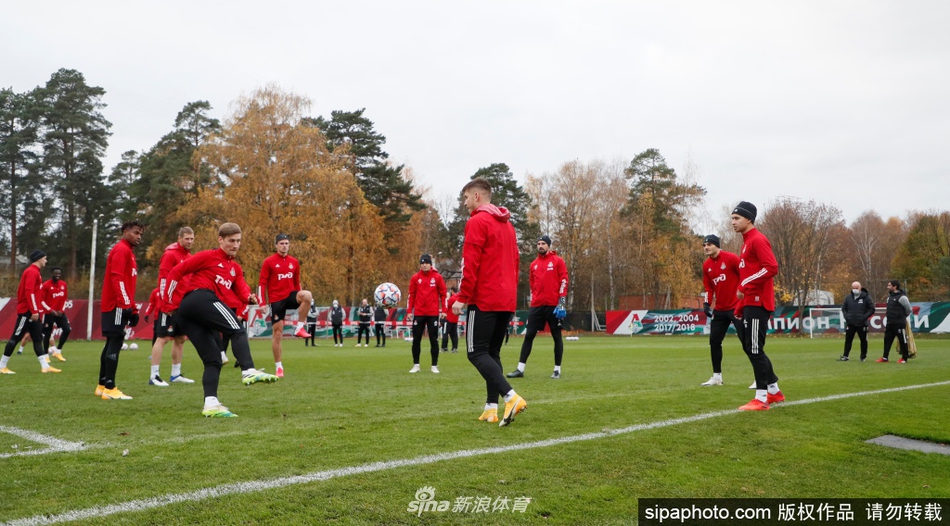 莫斯科火车头队的球员们正在进行高强度分组对抗，夕阳将他们的影子拉得很长，草皮上飞溅的泥土与球员紧绷的肌肉线条，共同勾勒出大战将至前的紧张备战氛围。