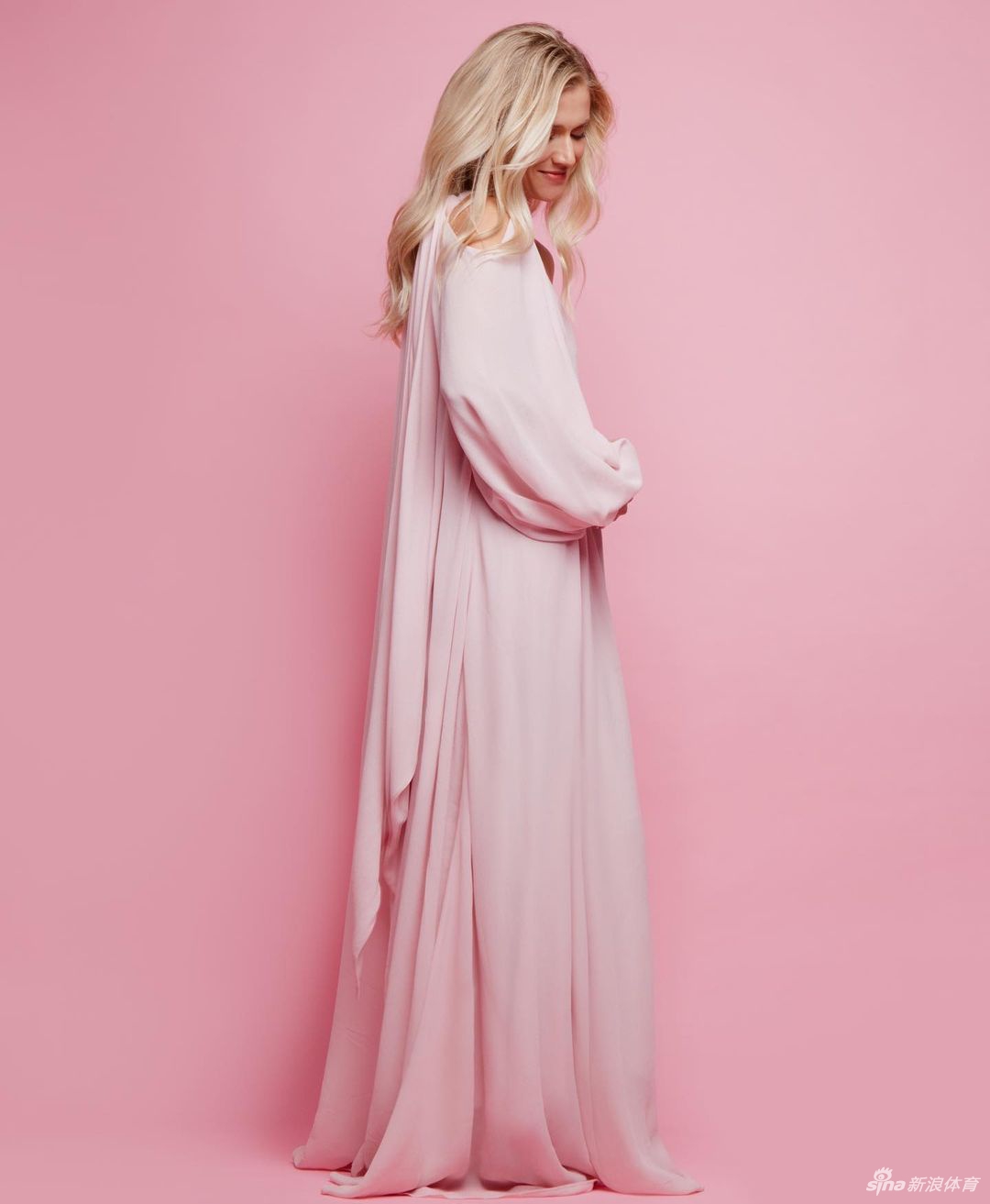 罗纳尔多与女友赛琳娜在游艇上相依，赛琳娜身着深色比基尼，身材曼妙，大罗微笑注视，眼中满是宠溺，画面爱意满满