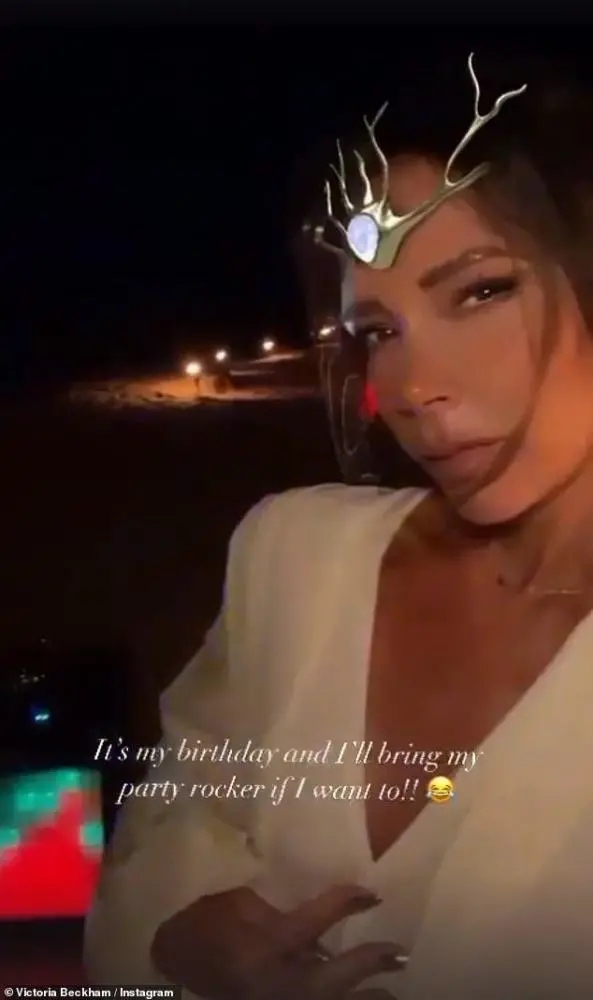 维多利亚在社交媒体上分享的一张庆生照片，画面中她站在精心布置的派对现场，背景装饰充满节日气氛，她对着镜头展现出迷人而自信的笑容。