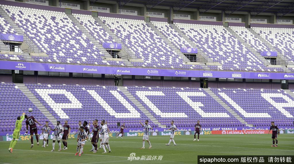 终场哨响后，错失点球的阿斯帕斯摘下队长袖标，低头不语，眼神中充满了失落与自责。远处，他的塞尔塔队友们同样神情落寞，0-0的比分让他们错失了逃离降级区的绝佳机会。