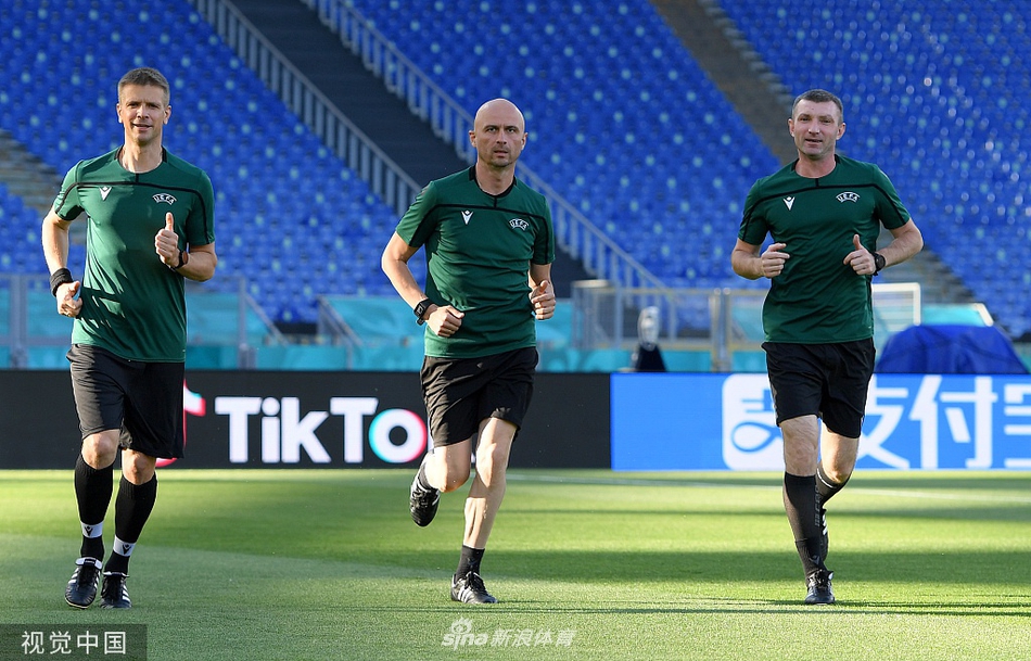 基耶萨在训练中全神贯注，面对防守球员的贴身逼抢，他正试图用一次灵巧的转身摆脱困境。他脸上的表情既凝重又充满斗志，仿佛已准备好用自己标志性的突破，在明天的比赛中撕开对手的边路防线。