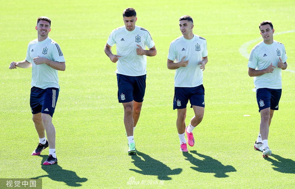 训练场边的角落里，恩里克双手抱胸陷入沉思，他的目光似乎穿透了眼前的球员，正凝视着数小时后温布利球场上空可能发生的每一幕风云变幻。