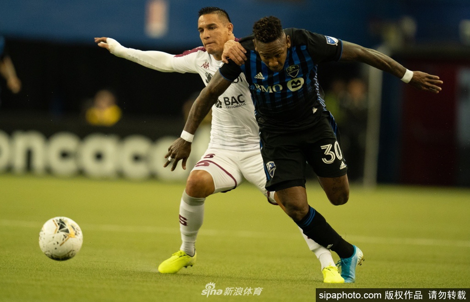 客队萨普里萨体育的进攻球员在禁区内争抢落点，面对蒙特利尔多人包夹防守，依然奋力寻找射门机会，攻势如潮却始终无法破门。