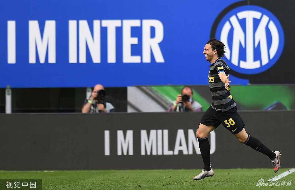 汉达诺维奇在门线前舒展双臂，犹如一位经验丰富的指挥官，他的每一次扑救和出击都稳如磐石，力保球门不失，为球队的胜利奠定了最坚实的基石。