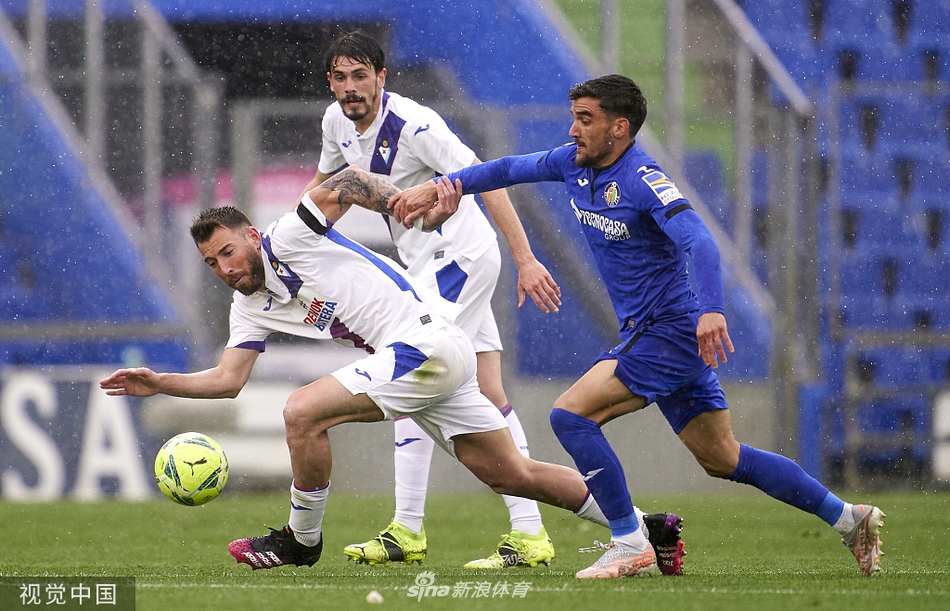 埃瓦尔的进球功臣被队友们压在了身下，人堆最底下伸出一只攥紧拳头的右手，指向天空。在他身边，是疯狂跳跃的替补席，蓝色球衣在夕阳下像一片沸腾的海。