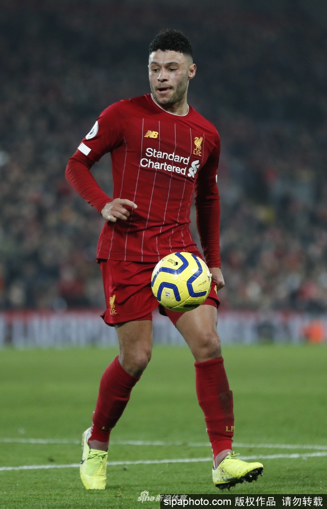 球场外围的围栏上，一张防疫海报格外醒目。它取代了原本的球星海报，提醒着过往的每一个人，这场没有硝烟的战争，足球也无法置身事外。