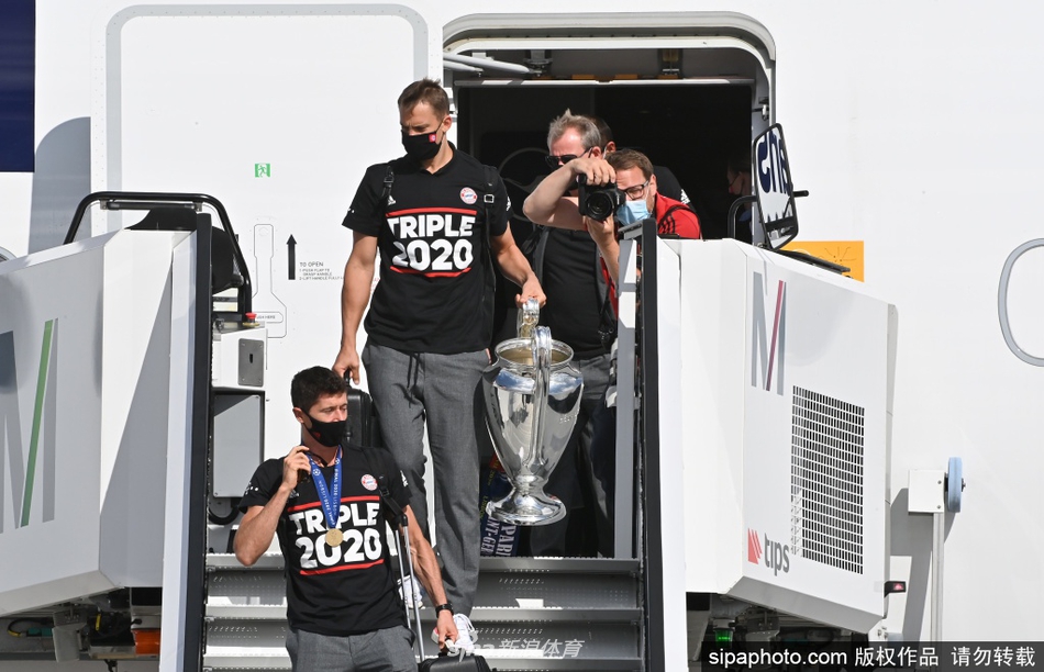 队长诺伊尔傲立舱门，将闪耀的欧冠奖杯高高擎起，仿佛将里斯本的月光都揽入了慕尼黑的怀抱。