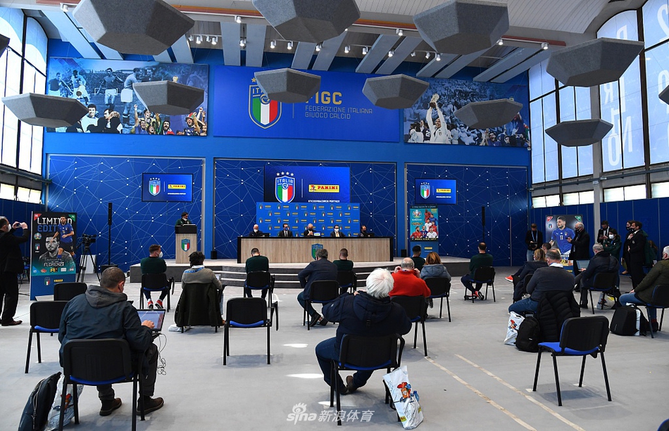 年轻前锋费德里科·基耶萨在发布会上眼神坚定，充满朝气，他代表着意大利足球的未来，也肩负着在关键时刻为球队攻城拔寨的重任。