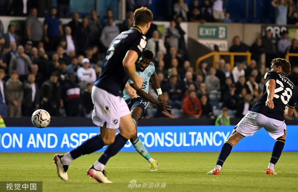 全场比赛结束，客队球迷看台沸腾，蓝狐球员们向远道而来的拥趸鼓掌致谢，共享胜利喜悦