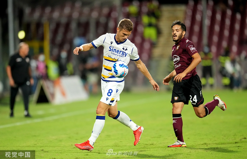 维罗纳前锋卡利尼奇在禁区内飞身抢点，皮球撞入网窝，他起身握拳怒吼，队友们纷纷冲向他一齐庆祝首开纪录