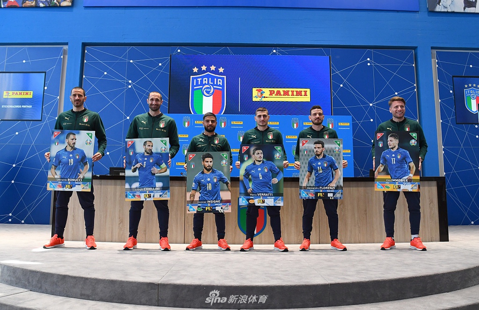 中场核心若日尼奥在发布会上面带微笑，眼神中透露出自信与从容，作为球队的攻防节拍器，他将是意大利队在预选赛中掌控比赛的关键人物。