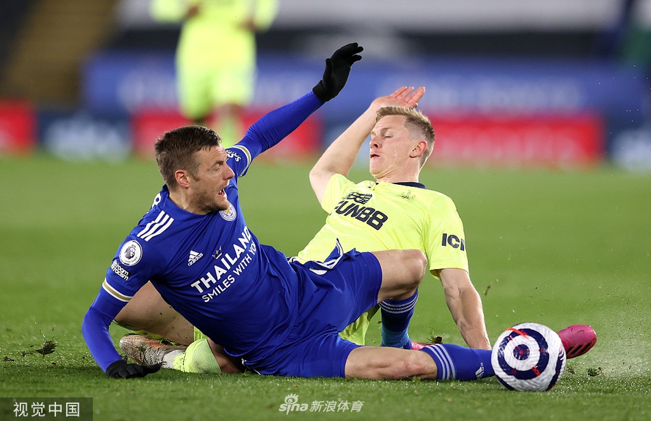 威尔逊、威洛克等纽卡斯尔球员在比赛结束后紧紧相拥，庆祝这场来之不易的客场大胜，这场胜利对于他们的保级之路而言，无疑具有里程碑式的意义。