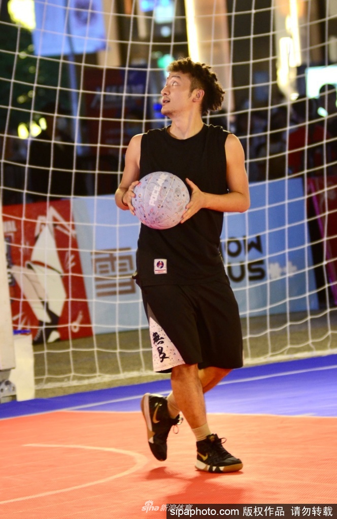 方良超腾空而起果冻上篮瞬间，篮球在指尖旋转划出美妙弧线，仿佛在向在场的每位街球少年诉说着“小个子也有大梦想”的箴言。