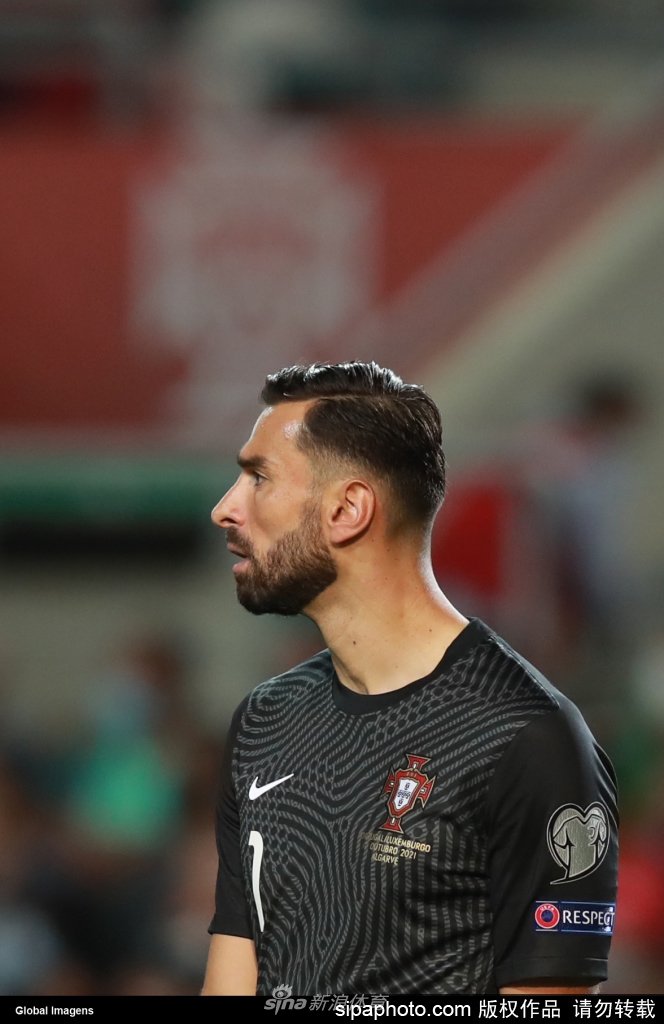 帕特里西奥在漫天飞舞的彩带中，振臂高呼，庆祝这场里程碑式的胜利。他坚毅的面庞上写满了荣耀，身后巨大的5-0比分牌见证了属于他的又一个光辉夜晚。