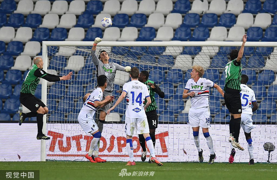 萨索洛的中场大脑洛卡特利在人群中优雅地转身，用脚底拉球试图摆脱纠缠，展现着意大利中场的细腻技术。