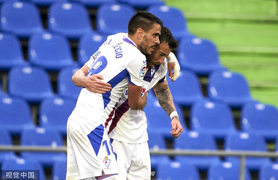 主裁判鸣响终场哨的瞬间，埃瓦尔门将双膝跪地，仰天长啸，草屑沾满了他的球裤。远处，客队球迷区的旗帜疯狂挥舞，那些呐喊声穿透了空荡荡的球场上层看台，直达云霄。