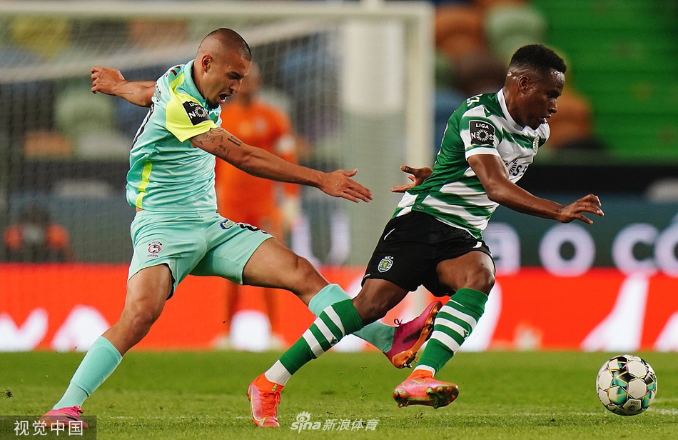 贡萨尔维斯手捧金靴奖杯，面带微笑与队友合影，背后是庆祝冠军的球迷看台