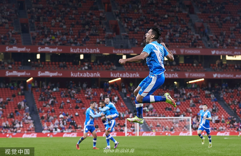 毕尔巴鄂竞技球员庆祝对方乌龙带来的扳平球，穆尼亚因指向发球点，队友们围拢过来，士气大振。
