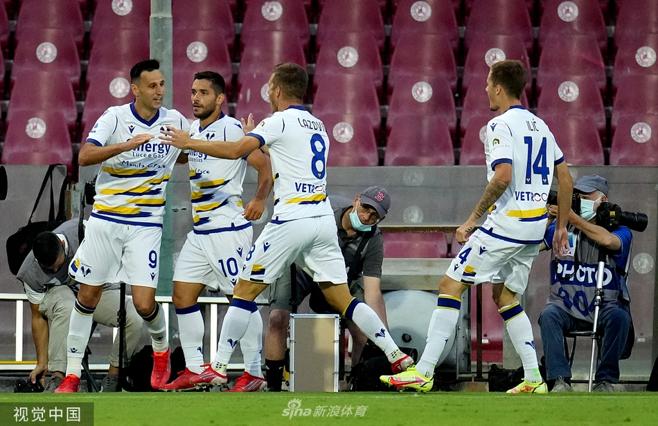 塞德里克·贡多张开双臂疯狂庆祝进球，他的眼神中燃烧着不屈的火焰。在他身后是阿雷基球场沸腾的看台，这粒上半场补时阶段的宝贵进球，成为了主队吹响反攻号角的起点。