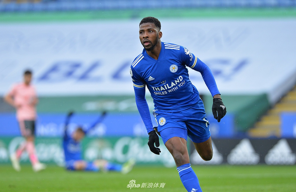 伊希纳乔单膝跪地，双手掩面，身边的队友纷纷上前拥抱，祝贺他上演职业生涯首个英超帽子戏法