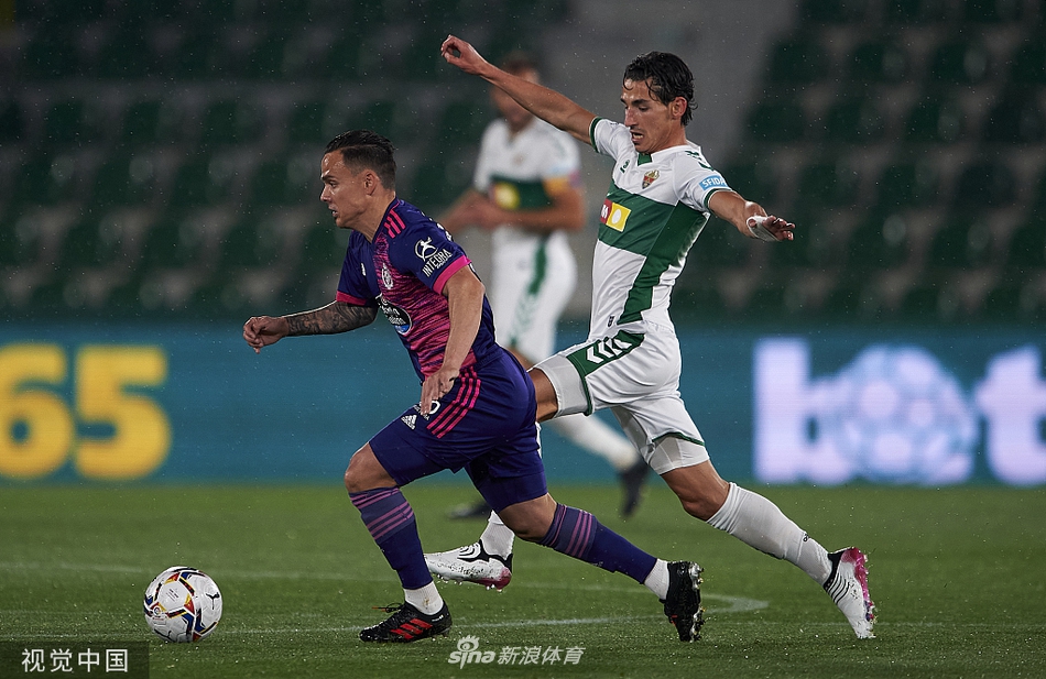 比赛结束后，巴拉多利德的球员们相互拥抱，庆祝这艰难到手的一分，他们的脸上既有庆幸也有疲惫，深知保级之路依然漫长。