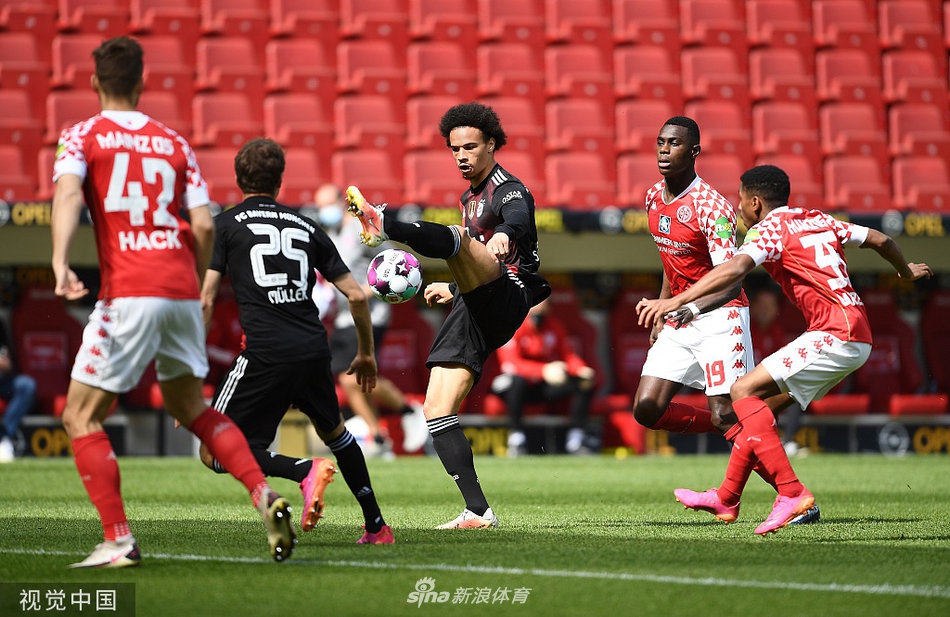 比赛结束瞬间，美因茨球员们集体冲入场内，与队友和教练组围成圆圈庆祝这场历史性的胜利，而拜仁球员则叉腰低头，尽显失落