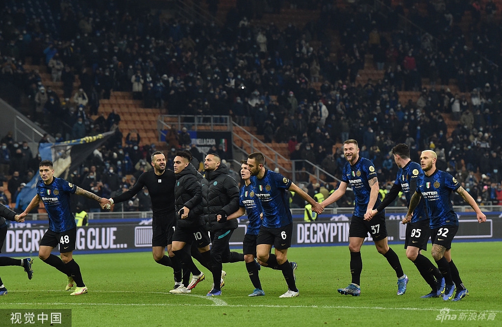 比赛结束后，国米全队在主场球迷山呼海啸般的欢呼声中，向看台致意，共同庆祝登顶积分榜。