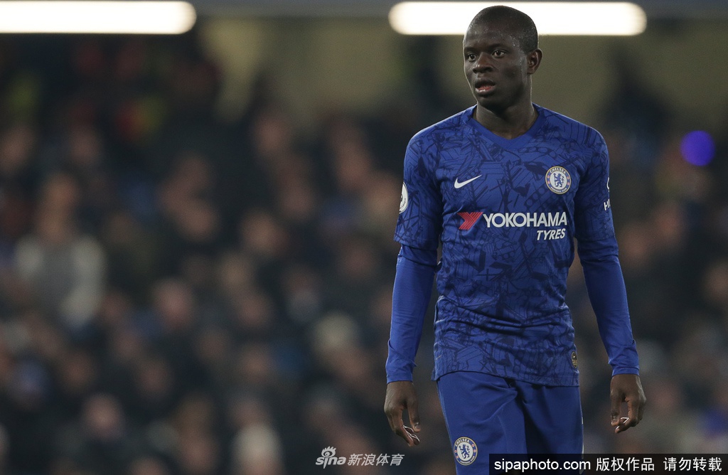 平日里被球迷呐喊声包围的斯坦福桥球场外景，如今静谧地矗立，它的大门正为另一种英雄敞开