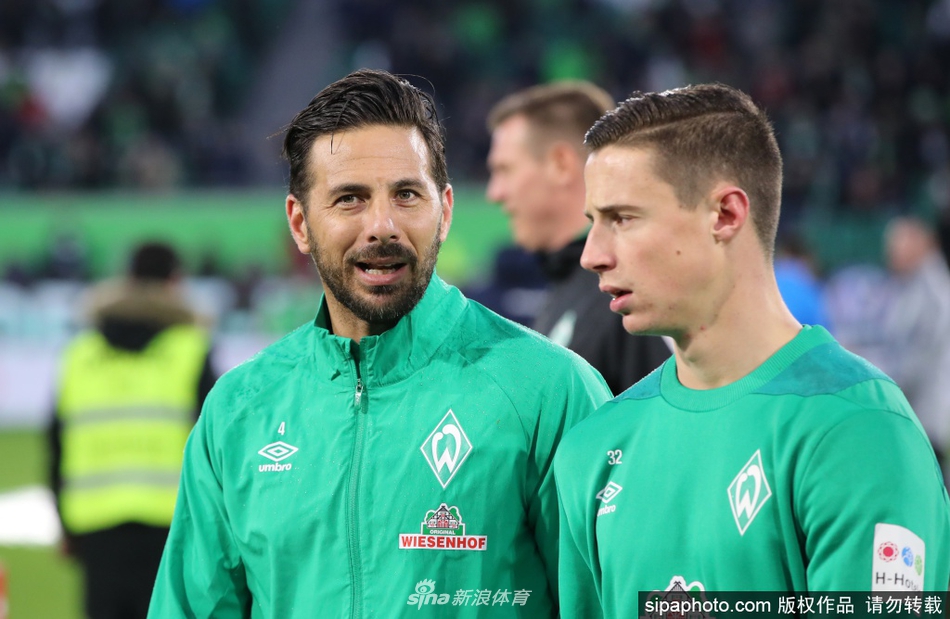 皮萨罗在场上带球疾进，他的眼神坚毅如铁，花白的胡子见证了他在这片绿茵上驰骋的漫长岁月，每一步奔跑都是对足球最纯粹热爱的表达，仿佛在向世界宣告：年龄只是数字。