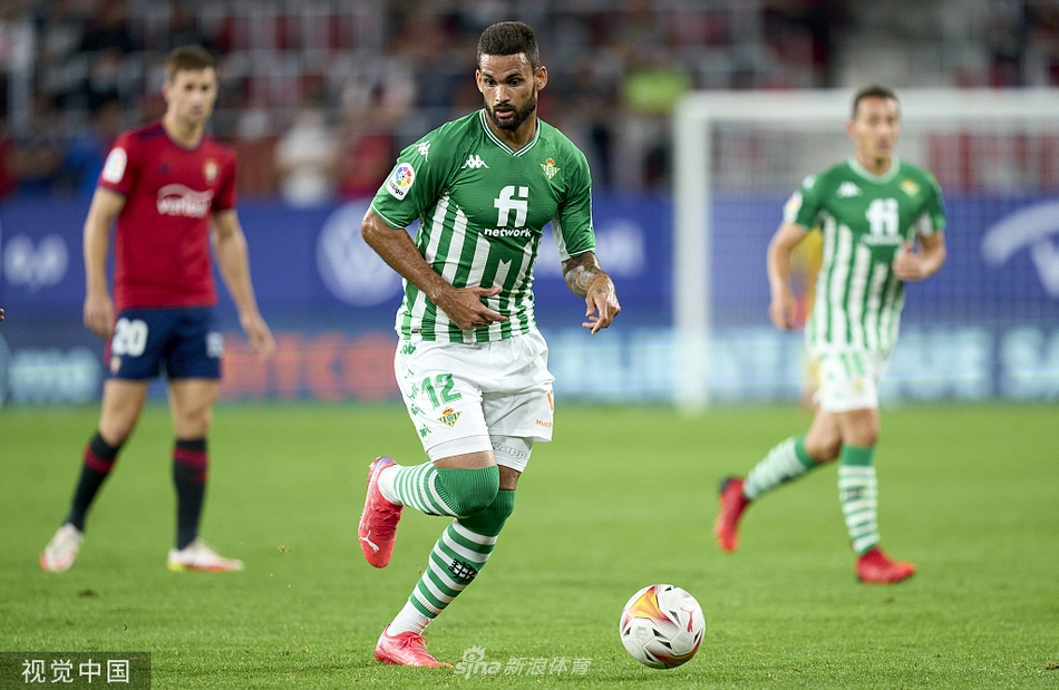 比赛结束后，皇家贝蒂斯的球员们在场边击掌相庆，庆祝这场来之不易的客场胜利，远处的奥萨苏纳球员则显得无比失落，形成了鲜明的对比。