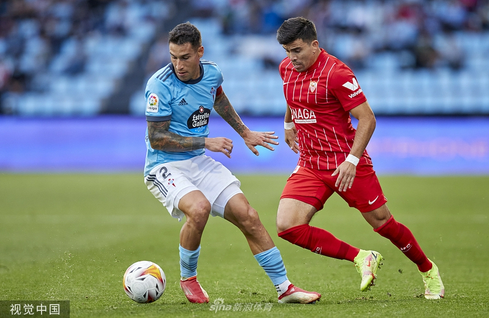 塞维利亚进球功臣拉法-米尔在禁区内冷静施射，皮球精准地滚入网窝，队友们纷纷上前与他拥抱庆祝这宝贵的进球。