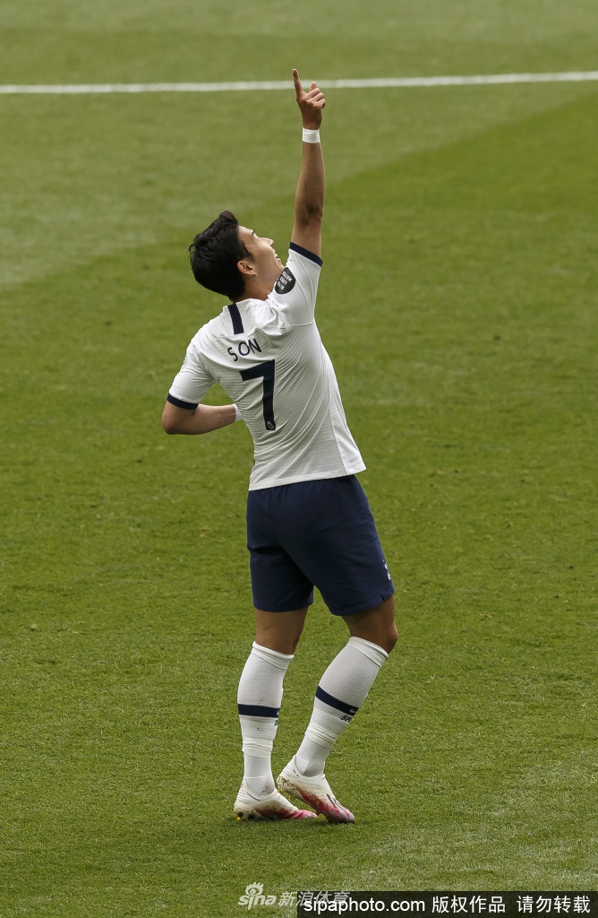 赛后，孙兴慜手捧奖杯走过球员通道，灯光在他身后拉出长长的影子，这个画面定格了他在2020年那个特殊赛季所取得的辉煌成就与满载而归的荣耀时刻。