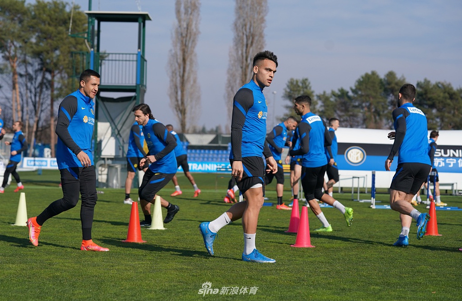 布罗佐维奇在中场区域优雅转身摆脱防守，他的眼神如鹰隼般犀利，仿佛已经洞穿了都灵的防线，即将送出一记致命直塞。