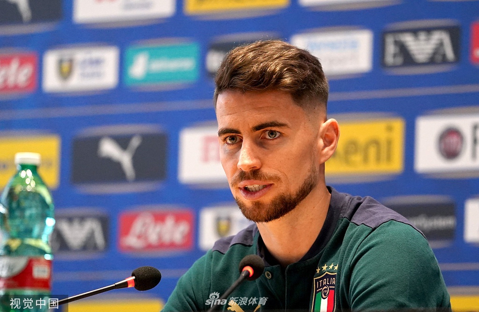 若日尼奥端坐发布会桌前，眼神坚毅地望向前方，身后的欧洲杯背景板映衬着蓝色的意大利队徽，空气中仿佛都凝结着大战前的紧张与期待。