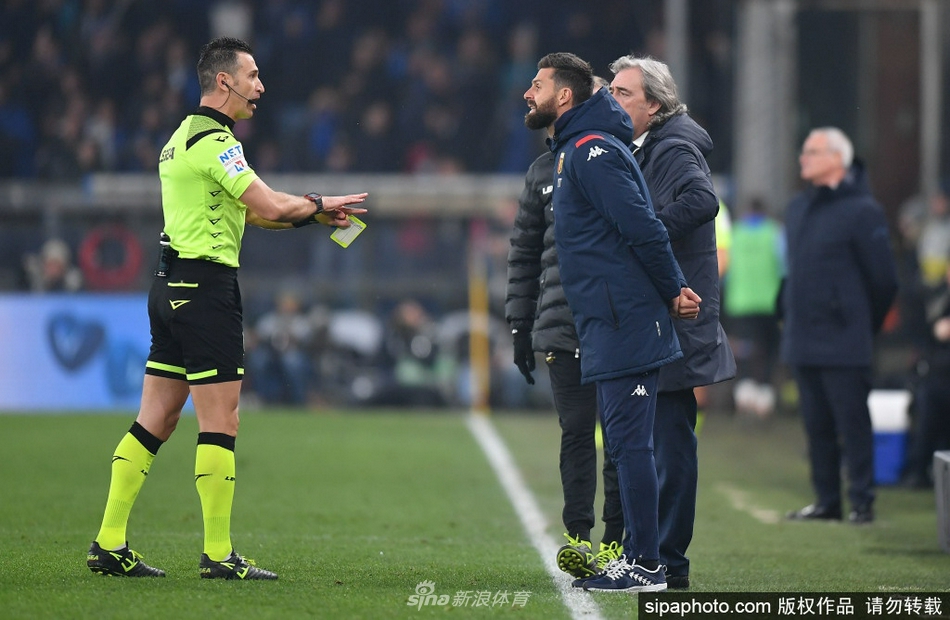 镜头前的莫塔在新闻发布会上侃侃而谈，右手微微抬起，似乎在阐述自己心中的战术蓝图。桌上的麦克风林立，记录着这位少帅在斯佩齐亚首次面对媒体时的坚定与从容，他的眼中闪烁着对新挑战的渴望。