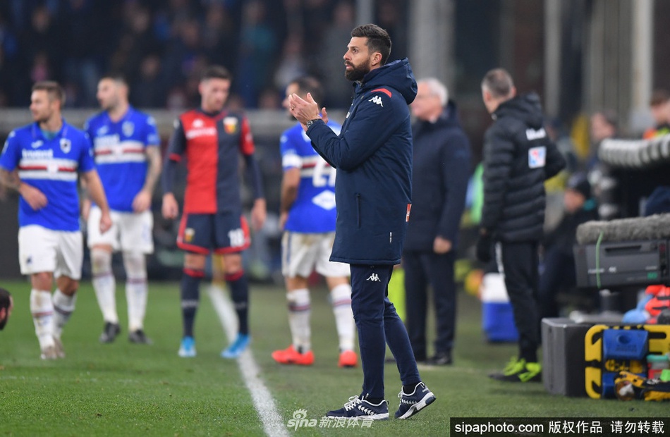 蒂亚戈-莫塔在斯佩齐亚亮相仪式上，身着一袭深色正装，双手插袋，眼神深邃而坚定地凝视远方。背景是俱乐部清新的天蓝色标识，仿佛预示着他将为这支球队注入全新的战术灵魂。