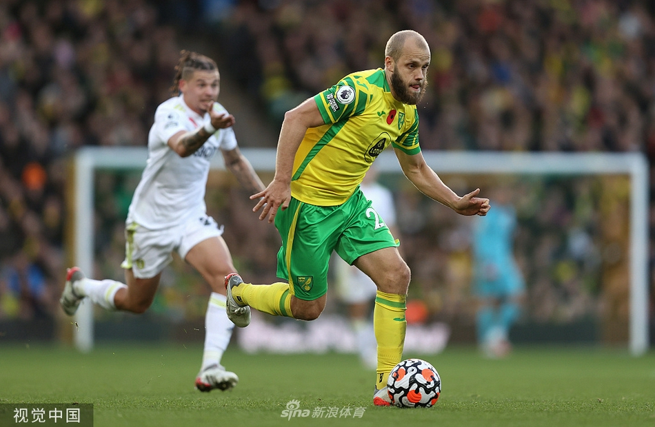 比赛结束后，利兹联球员们围成一圈，与场边的远征军球迷共同庆祝这场来之不易的客场胜利，球员们脸上写满了坚毅与自豪