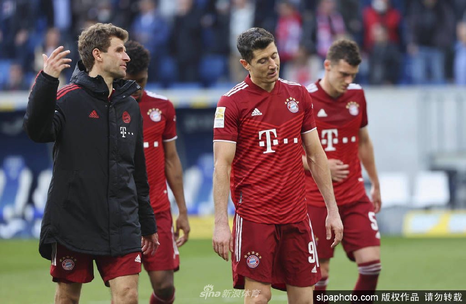 莱万多夫斯基在比赛中精准跑位，正准备起脚完成一次标志性的冷静射门