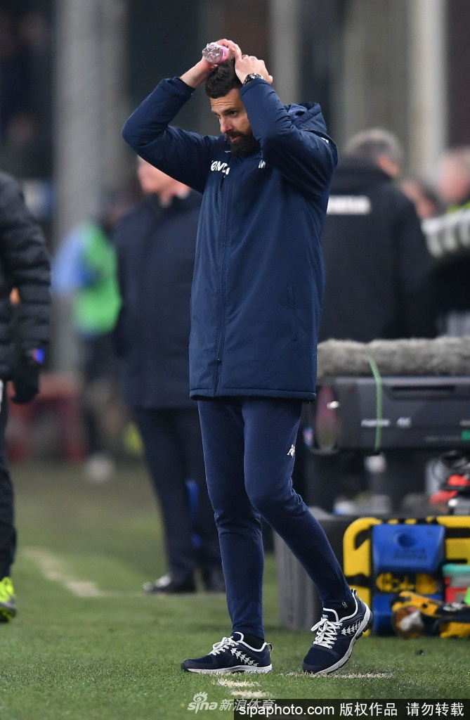 在签约仪式的近距离特写中，莫塔认真地在合同上落笔签名。身后的斯佩齐亚队徽格外醒目，桌上摆放的合约仿佛一份沉甸甸的信任状。他微微低垂的额头和专注的神情，记录下将未来三年交付给这支蓝色军团的庄严一刻。