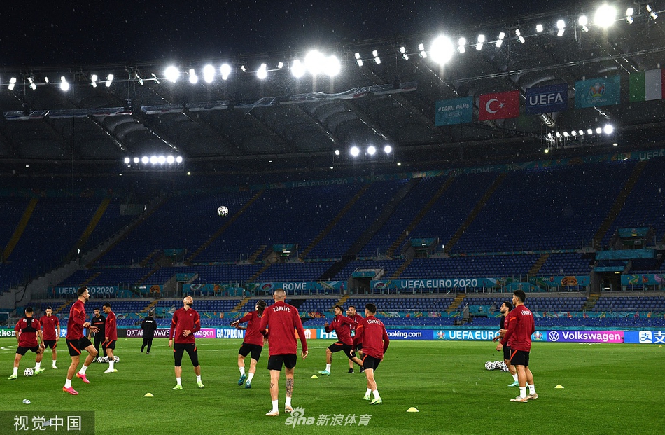 在罗马的夕阳下，土耳其球员们正在进行高强度的分组对抗，人仰马翻的拼抢画面定格在镜头中，空气里仿佛弥漫着汗水与草屑混合的战争气息。