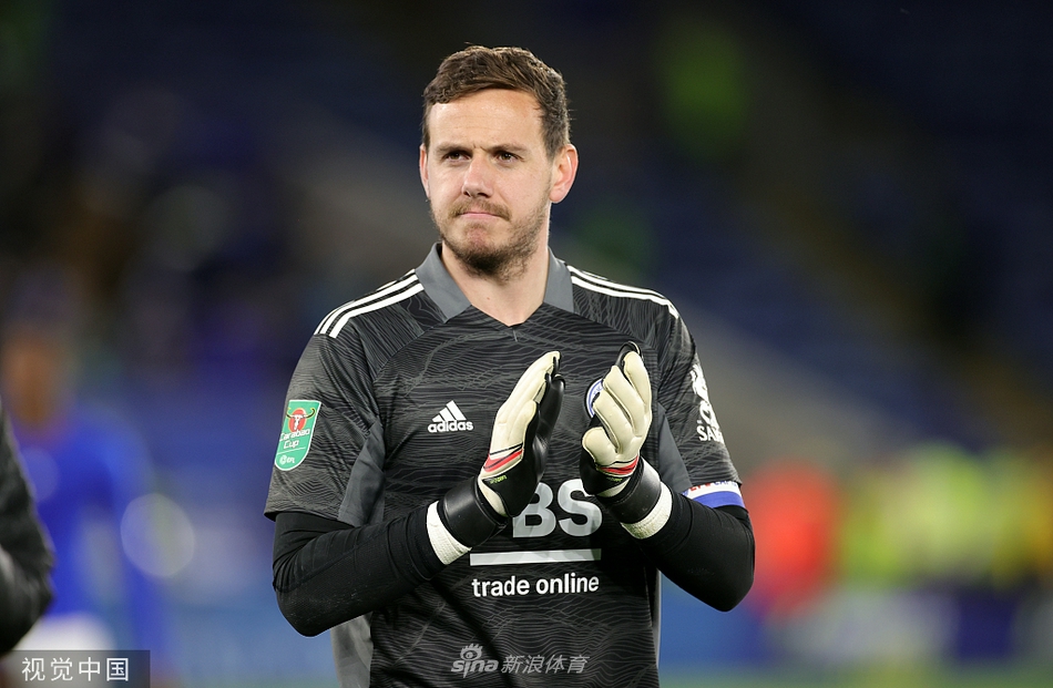 里卡多·佩雷拉一蹴而就，打入决定性的点球后，所有莱斯特城球员瞬间冲入场内，将他压在身下，场边的替补席也陷入狂欢，蓝色的人浪淹没了王权球场的草皮。