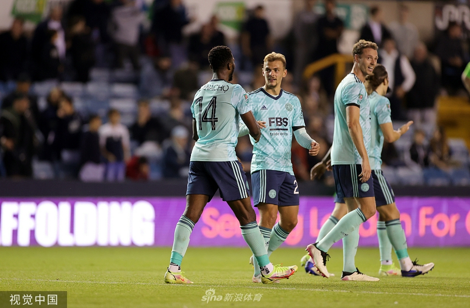 进球功臣阿德莫拉·卢克曼挥拳怒吼，队友们纷纷涌向他，分享打破僵局的喜悦瞬间