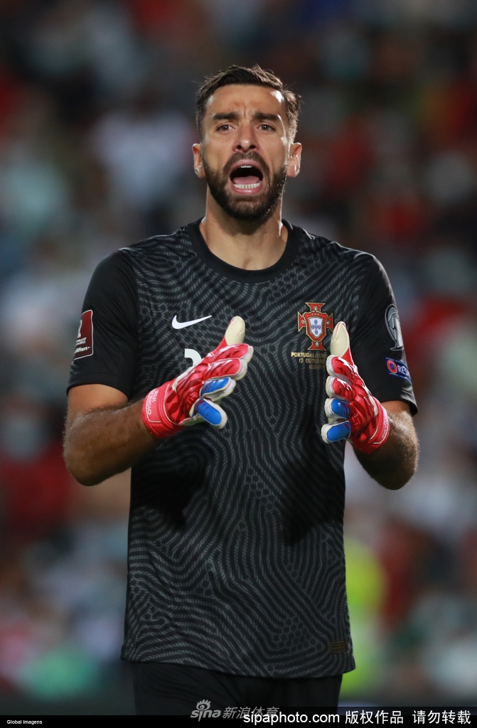 赛后，帕特里西奥动情地举起印有数字100的纪念球衣，他的眼眶微微泛红。这不仅是一件球衣，更是他用汗水与青春在葡萄牙足球历史上刻下的不朽丰碑。