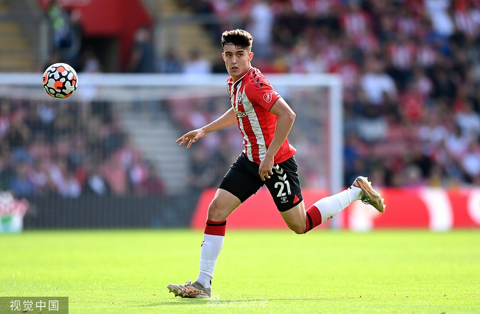 南安普顿队长普劳斯主罚的角球飞向禁区，禁区内红白相间的球衣与狼队的球衣交织在一起，双方球员为了争夺球权人仰马翻。