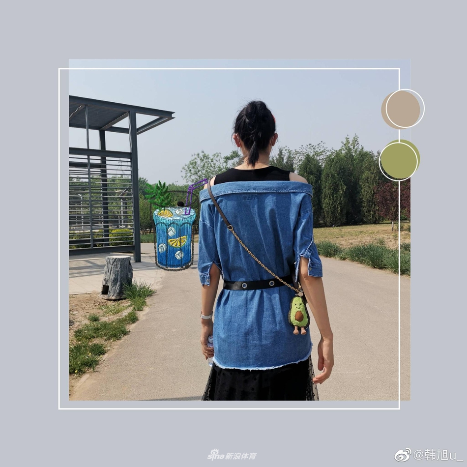 韩旭在柔和的光线下对镜自拍，表情俏皮灵动，她用自己的方式诠释着什么叫‘做作’，展现出了不同于球场上的可爱一面。