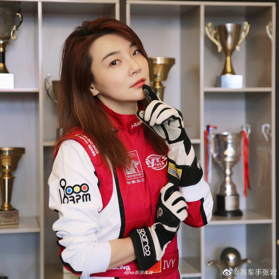 美女赛车手张岩 能乘风破浪也能驰骋赛场
