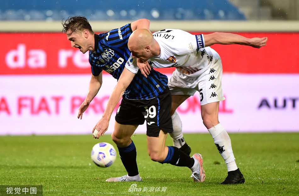 卡尔迪罗拉红牌离场，贝内文托后卫两黄变一红，在滂沱夜雨中低头无语，落寞离场